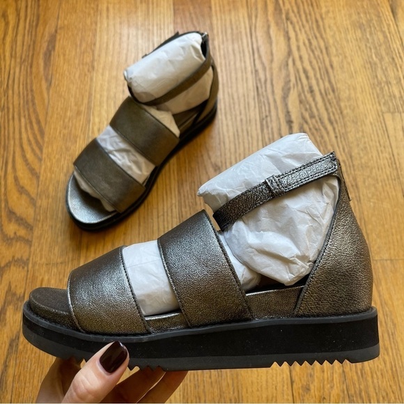 NEW Eileen Fisher Keno Platform Sandal Silver Metallic Leather Size 7.5 NWT - Picture 1 of 3